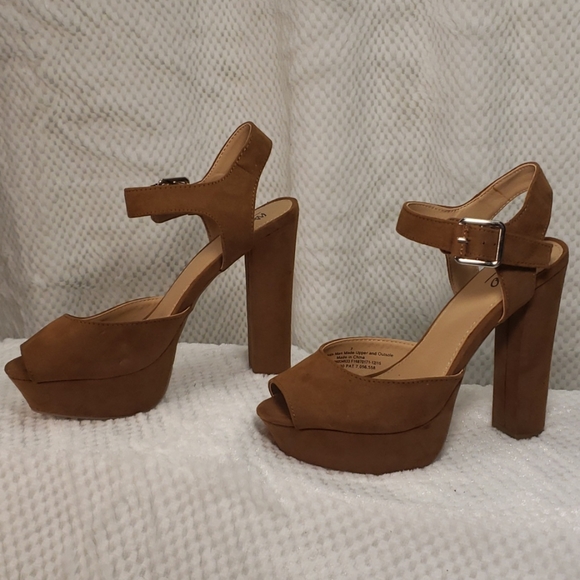 Gorgeous Platform Heels by Mossimo - Picture 2 of 7